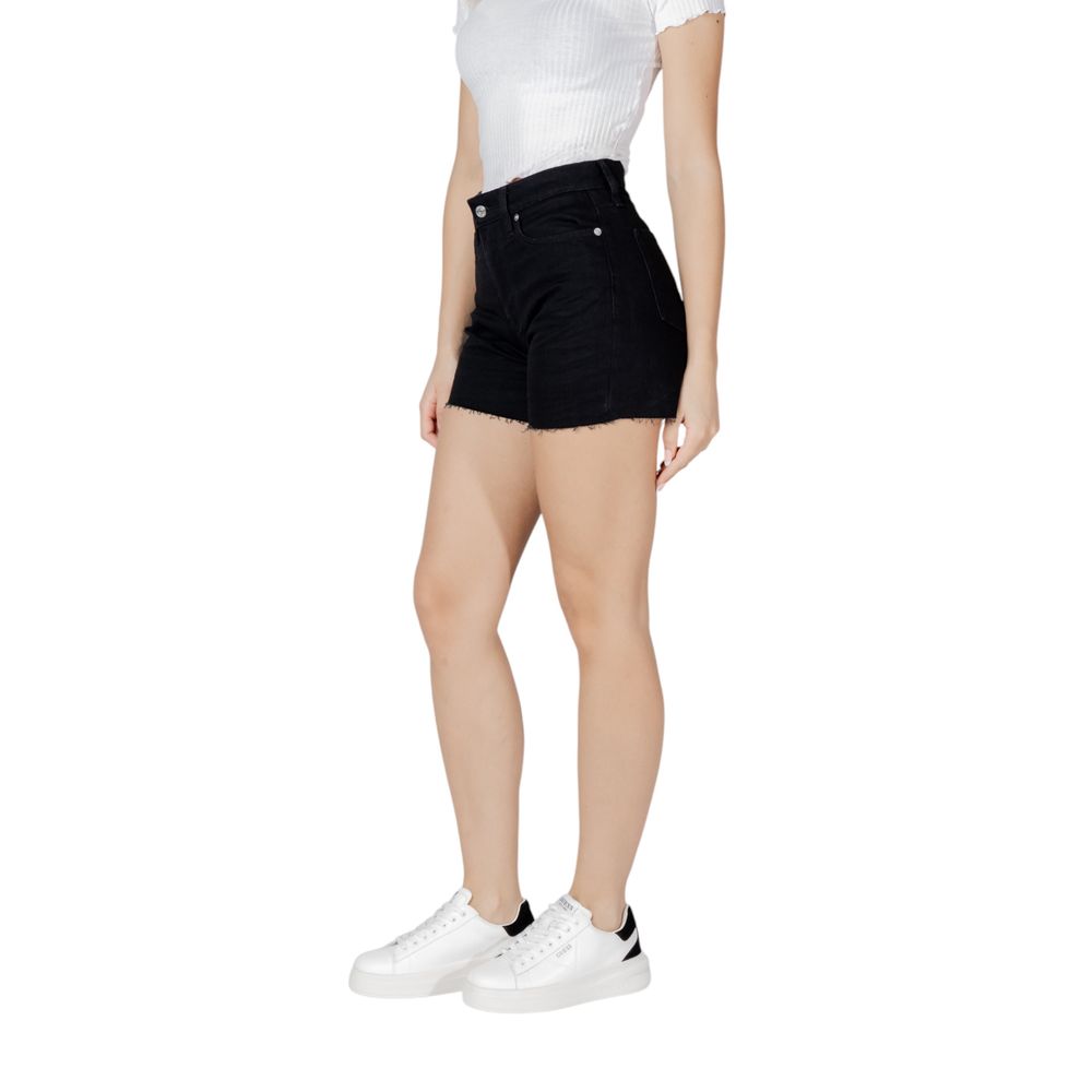 Black Cotton ShortsDiscover the Calvin Klein Jeans MOM J20J225154 women’s shorts, an essential piece for your summer wardrobe. Made with high-quality materials, featuring 94% cotton, 4% elastomultiester, and 2% elastane/lycra, these shorts provide excepti
