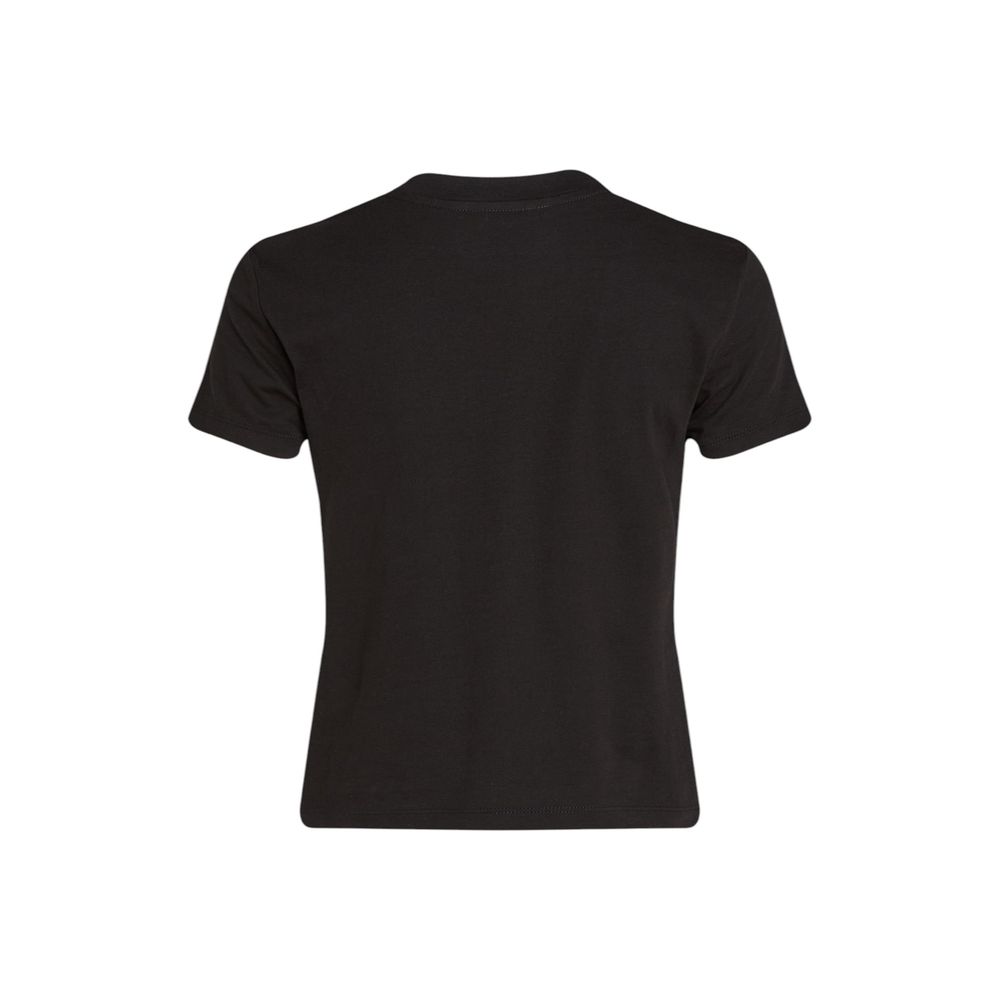 Black Recycled Cotton T-ShirtDiscover the short-sleeve women’s t-shirt by Calvin Klein Jeans, a clothing item that combines style and sustainability. Made from 100% recycled cotton, this t-shirt is perfect for those looking for a casual yet refined look.
