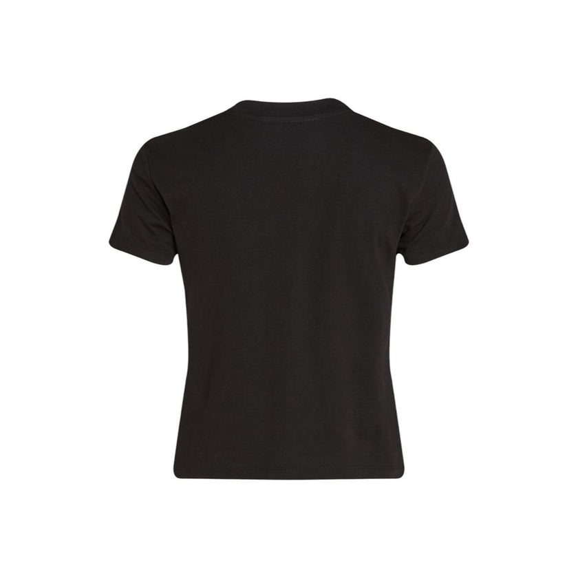 Black Recycled Cotton T-ShirtDiscover the short-sleeve women’s t-shirt by Calvin Klein Jeans, a clothing item that combines style and sustainability. Made from 100% recycled cotton, this t-shirt is perfect for those looking for a casual yet refined look.