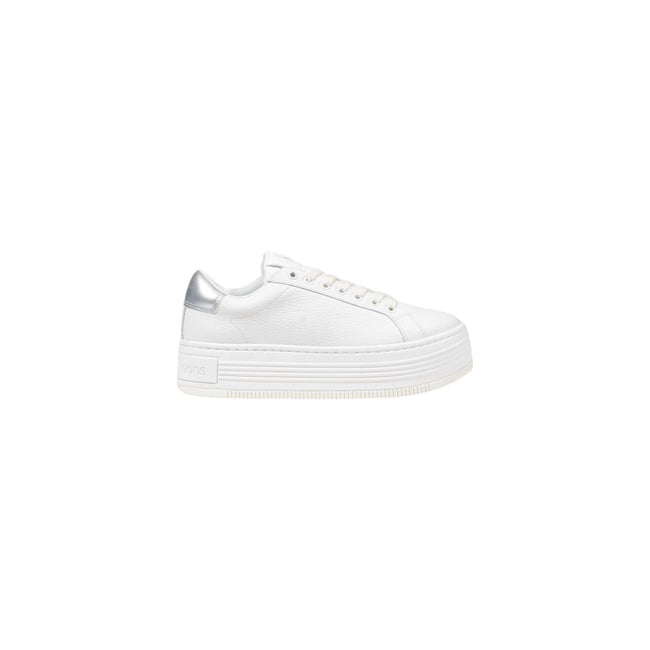 Silver Leather SneakerThe Calvin Klein Jeans BOLD FLATF LOW MIX YW0YW01632 women’s sneakers embody contemporary elegance and modern design. Crafted from 100% premium leather, these sneakers feature a clean silhouette enhanced by metallic details on the he