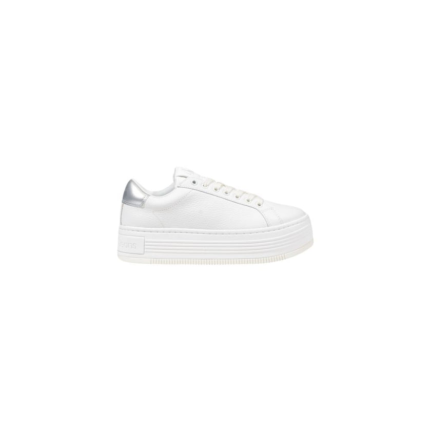 Silver Leather SneakerThe Calvin Klein Jeans BOLD FLATF LOW MIX YW0YW01632 women’s sneakers embody contemporary elegance and modern design. Crafted from 100% premium leather, these sneakers feature a clean silhouette enhanced by metallic details on the he