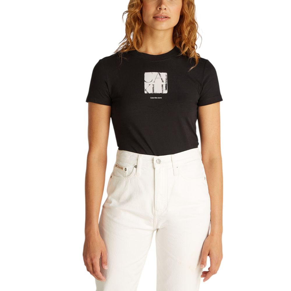 Black Recycled Cotton T-ShirtDiscover the short-sleeve women’s t-shirt by Calvin Klein Jeans, a clothing item that combines style and sustainability. Made from 100% recycled cotton, this t-shirt is perfect for those looking for a casual yet refined look.