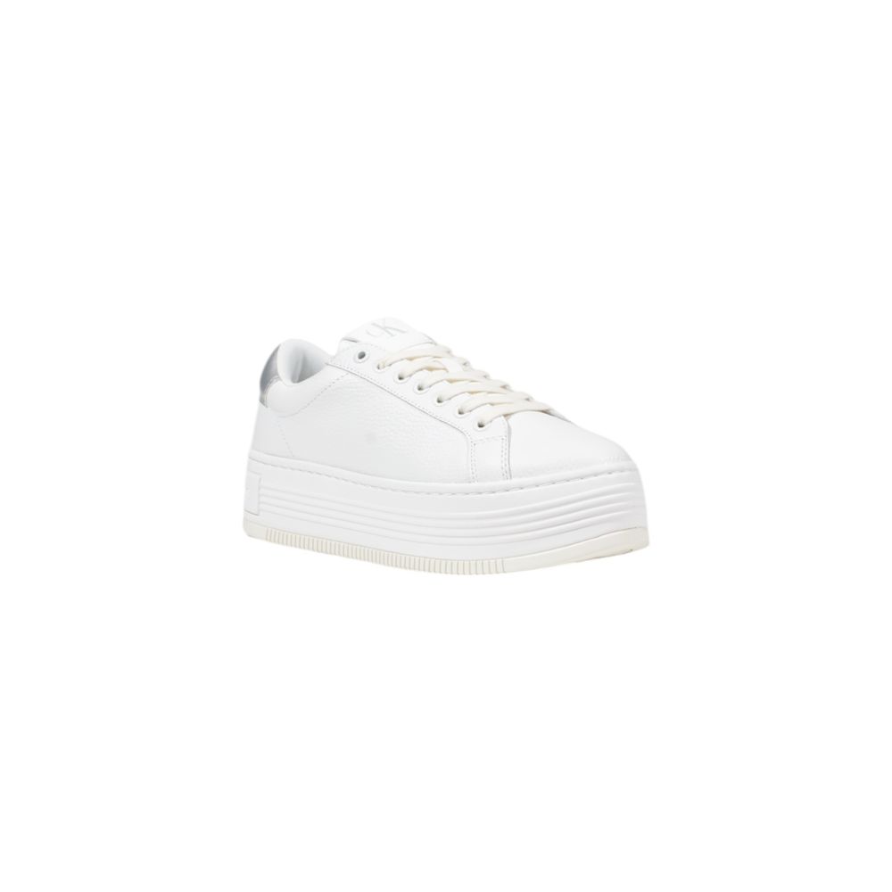 Silver Leather SneakerThe Calvin Klein Jeans BOLD FLATF LOW MIX YW0YW01632 women’s sneakers embody contemporary elegance and modern design. Crafted from 100% premium leather, these sneakers feature a clean silhouette enhanced by metallic details on the he