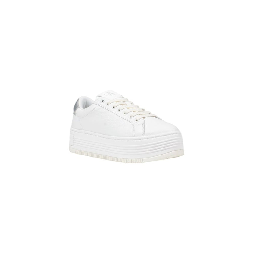 Silver Leather SneakerThe Calvin Klein Jeans BOLD FLATF LOW MIX YW0YW01632 women’s sneakers embody contemporary elegance and modern design. Crafted from 100% premium leather, these sneakers feature a clean silhouette enhanced by metallic details on the he