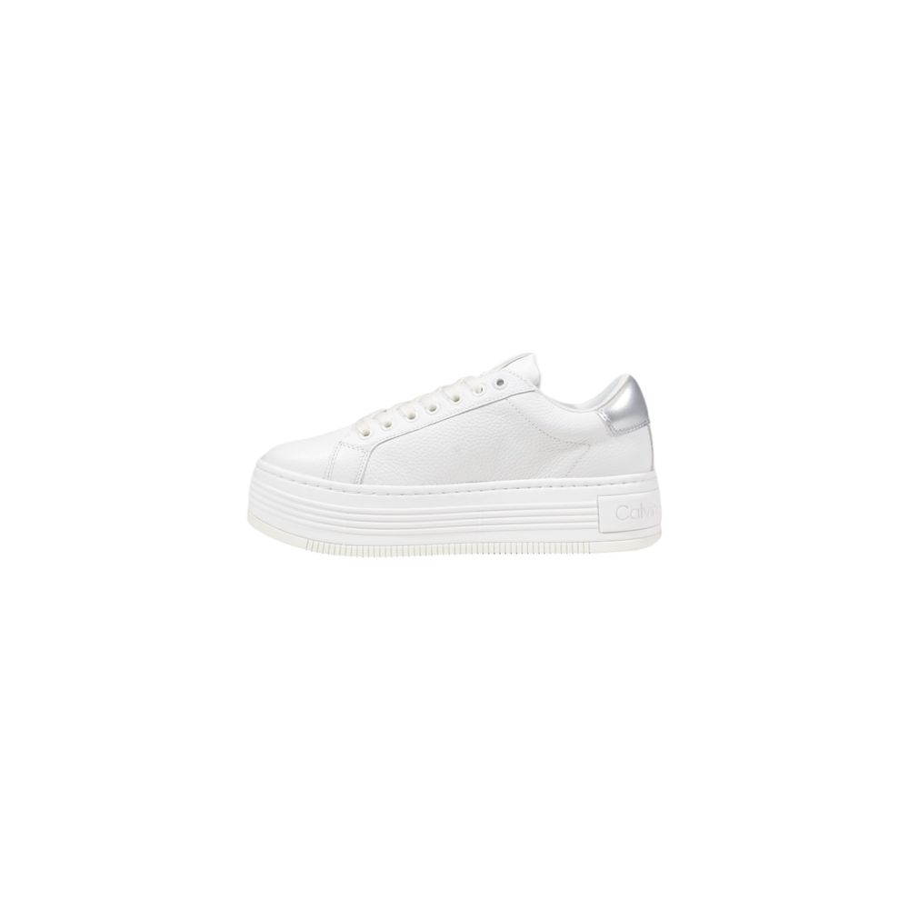 Silver Leather SneakerThe Calvin Klein Jeans BOLD FLATF LOW MIX YW0YW01632 women’s sneakers embody contemporary elegance and modern design. Crafted from 100% premium leather, these sneakers feature a clean silhouette enhanced by metallic details on the he