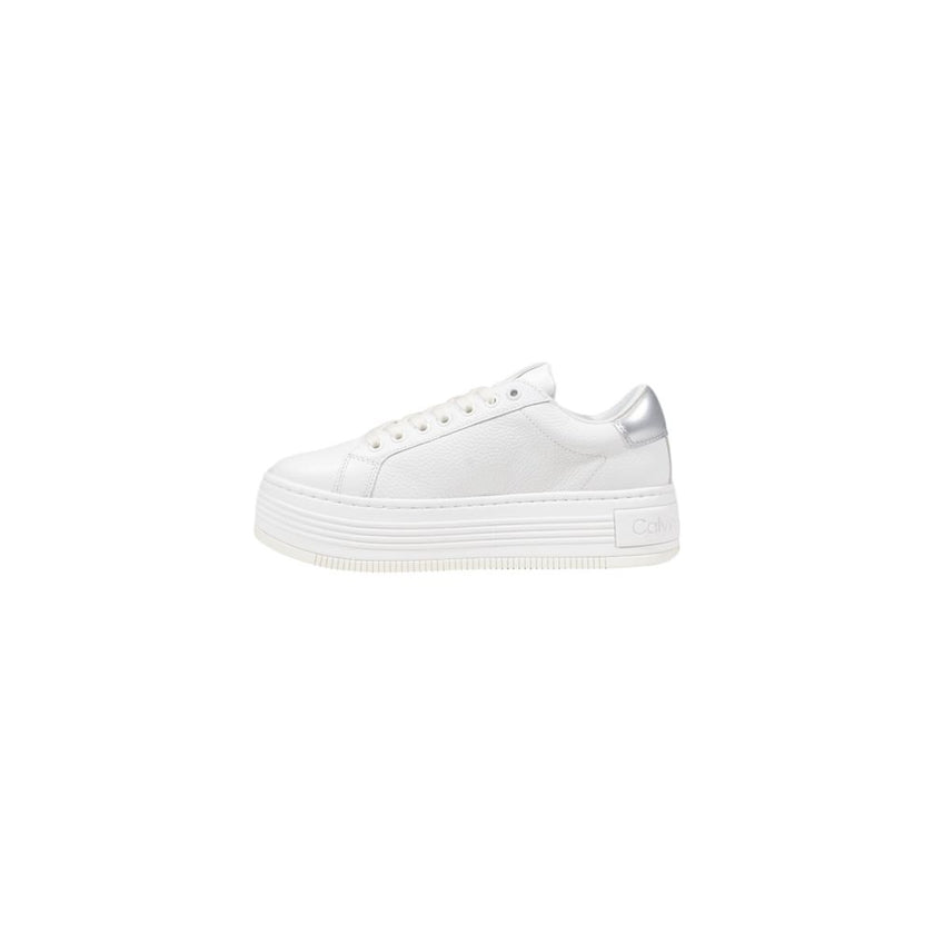 Silver Leather SneakerThe Calvin Klein Jeans BOLD FLATF LOW MIX YW0YW01632 women’s sneakers embody contemporary elegance and modern design. Crafted from 100% premium leather, these sneakers feature a clean silhouette enhanced by metallic details on the he