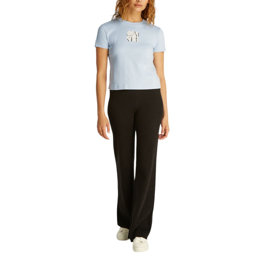 Blue Recycled Cotton T-ShirtDiscover the short-sleeve women’s t-shirt by Calvin Klein Jeans, a clothing item that combines style and sustainability. Made from 100% recycled cotton, this t-shirt is perfect for those looking for a casual yet refined look. T