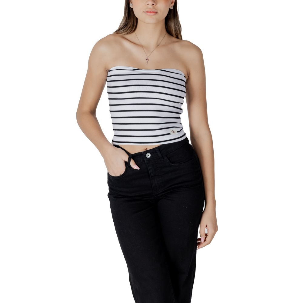 White Recycled Cotton TopDiscover the Calvin Klein Jeans WOVEN LABEL RIB J20J225310 women’s t-shirt and top, made with a high-quality composition of 94% recycled cotton and 6% elastane/lycra. This piece is designed to provide a comfortable and fitted silh