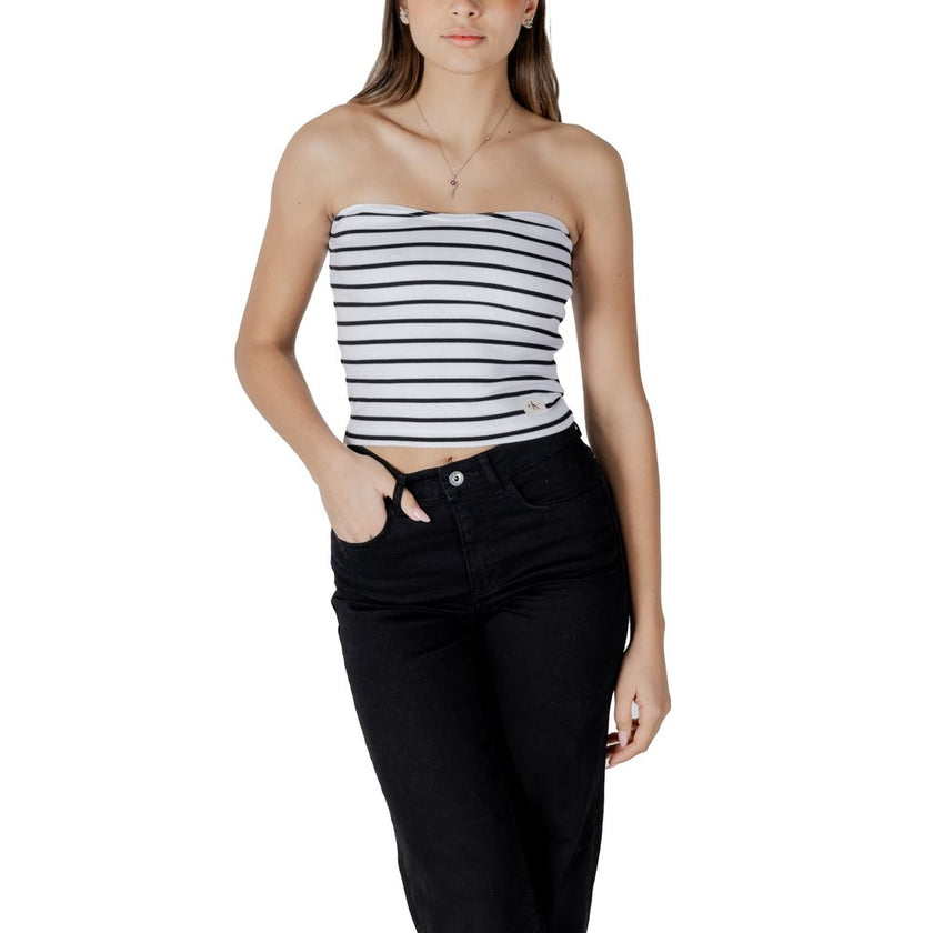 White Recycled Cotton TopDiscover the Calvin Klein Jeans WOVEN LABEL RIB J20J225310 women’s t-shirt and top, made with a high-quality composition of 94% recycled cotton and 6% elastane/lycra. This piece is designed to provide a comfortable and fitted silh