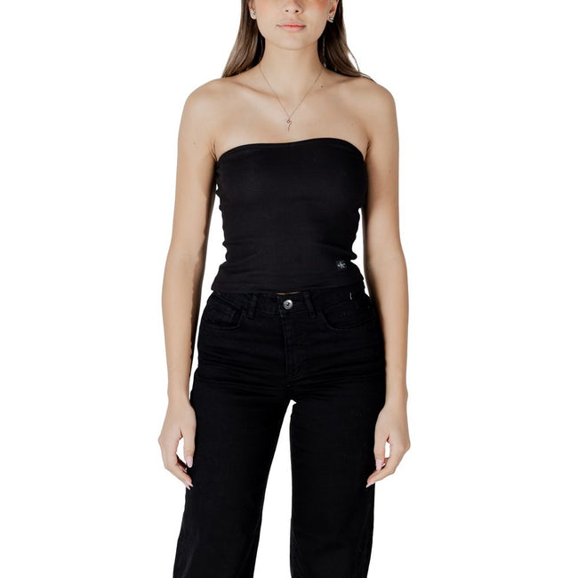 Black Recycled Cotton TopDiscover the Calvin Klein Jeans WOVEN LABEL RIB J20J225310 women’s t-shirt and top, made with a high-quality composition of 94% recycled cotton and 6% elastane/lycra. This piece is designed to provide a comfortable and fitted silh