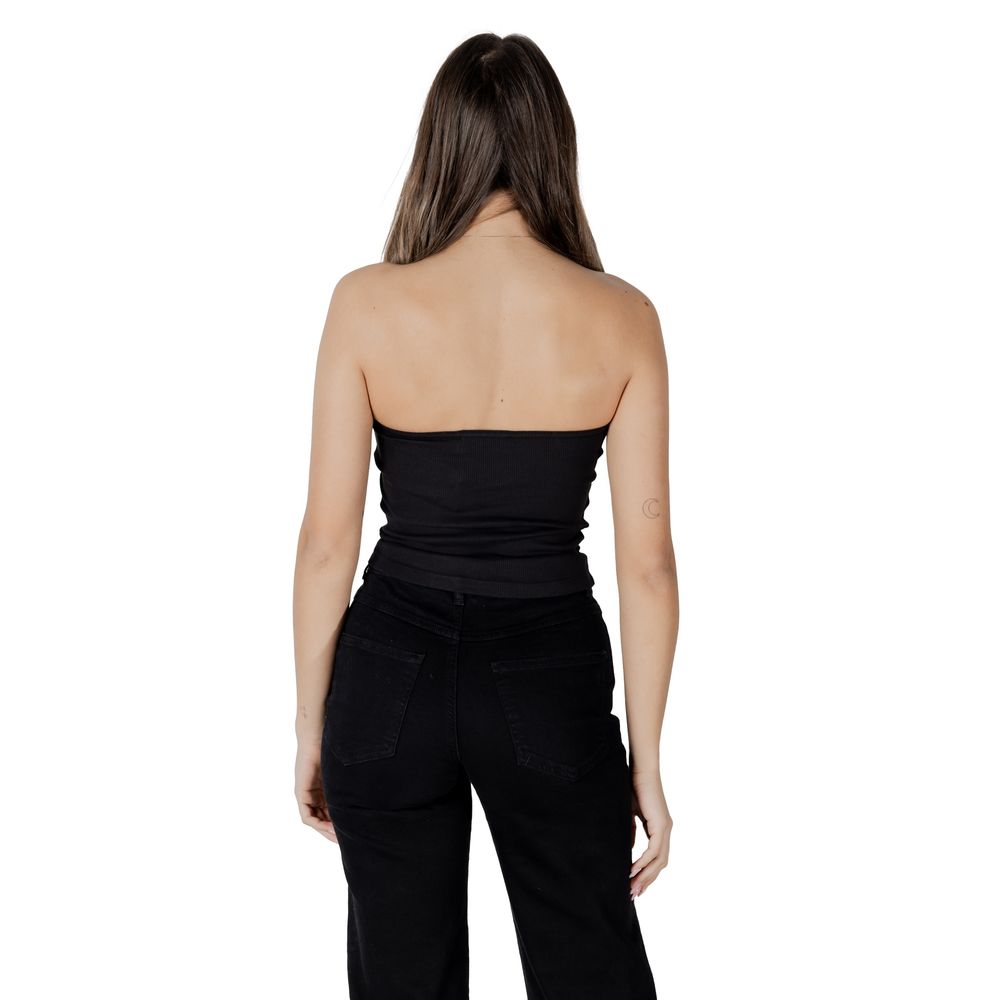 Black Recycled Cotton TopDiscover the Calvin Klein Jeans WOVEN LABEL RIB J20J225310 women’s t-shirt and top, made with a high-quality composition of 94% recycled cotton and 6% elastane/lycra. This piece is designed to provide a comfortable and fitted silh