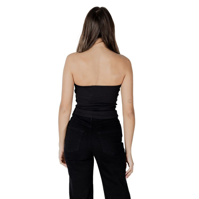 Black Recycled Cotton TopDiscover the Calvin Klein Jeans WOVEN LABEL RIB J20J225310 women’s t-shirt and top, made with a high-quality composition of 94% recycled cotton and 6% elastane/lycra. This piece is designed to provide a comfortable and fitted silh
