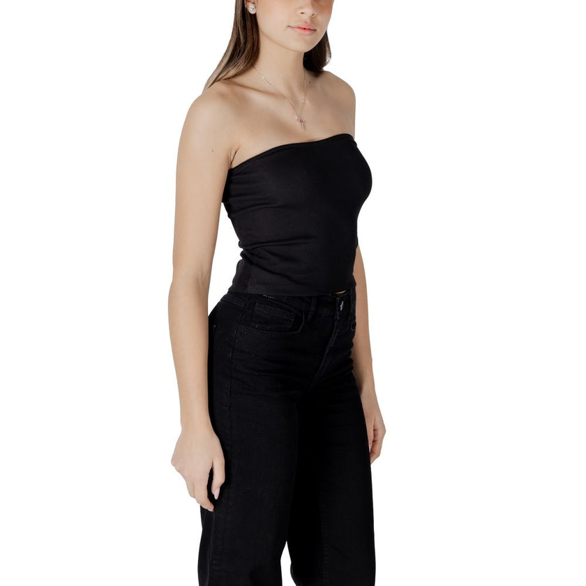 Black Recycled Cotton TopDiscover the Calvin Klein Jeans WOVEN LABEL RIB J20J225310 women’s t-shirt and top, made with a high-quality composition of 94% recycled cotton and 6% elastane/lycra. This piece is designed to provide a comfortable and fitted silh