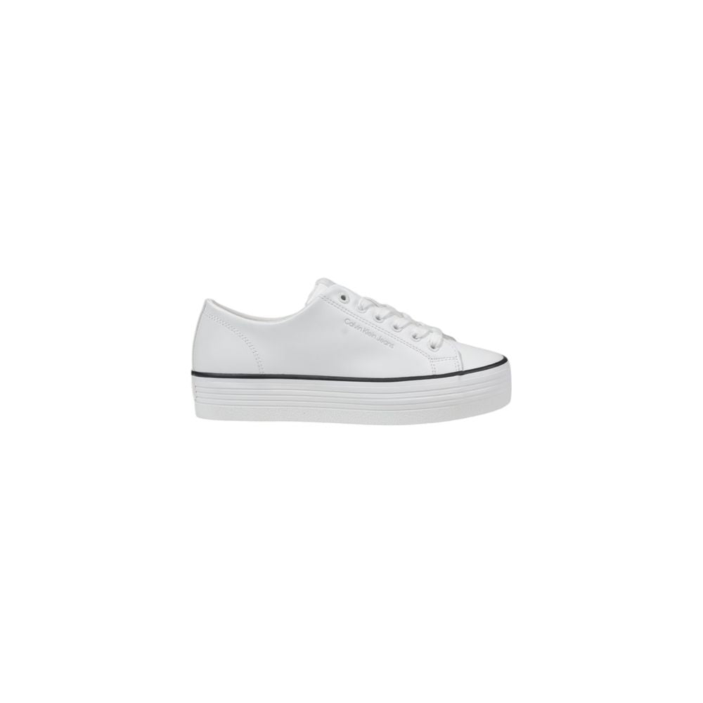 Black And White Leather SneakerThe Calvin Klein Jeans BOLD VULC FLATF LOW YW0YW01633 women’s sneakers are the perfect blend of contemporary style and everyday comfort. Crafted from 100% premium leather, these shoes feature a sleek, modern silhouette enhan