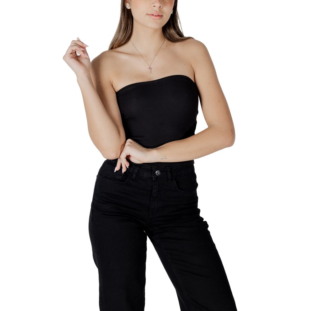 Black Recycled Cotton TopDiscover the Calvin Klein Jeans WOVEN LABEL RIB J20J225310 women’s t-shirt and top, made with a high-quality composition of 94% recycled cotton and 6% elastane/lycra. This piece is designed to provide a comfortable and fitted silh