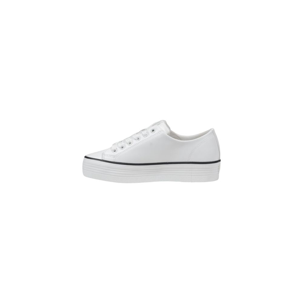 Black And White Leather SneakerThe Calvin Klein Jeans BOLD VULC FLATF LOW YW0YW01633 women’s sneakers are the perfect blend of contemporary style and everyday comfort. Crafted from 100% premium leather, these shoes feature a sleek, modern silhouette enhan