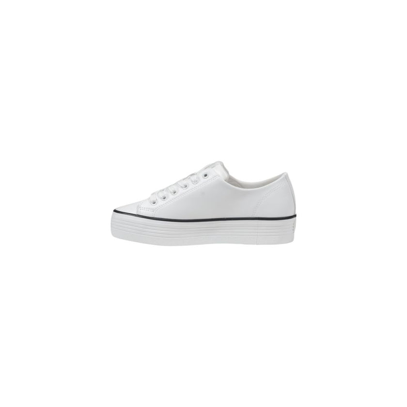 Black And White Leather SneakerThe Calvin Klein Jeans BOLD VULC FLATF LOW YW0YW01633 women’s sneakers are the perfect blend of contemporary style and everyday comfort. Crafted from 100% premium leather, these shoes feature a sleek, modern silhouette enhan