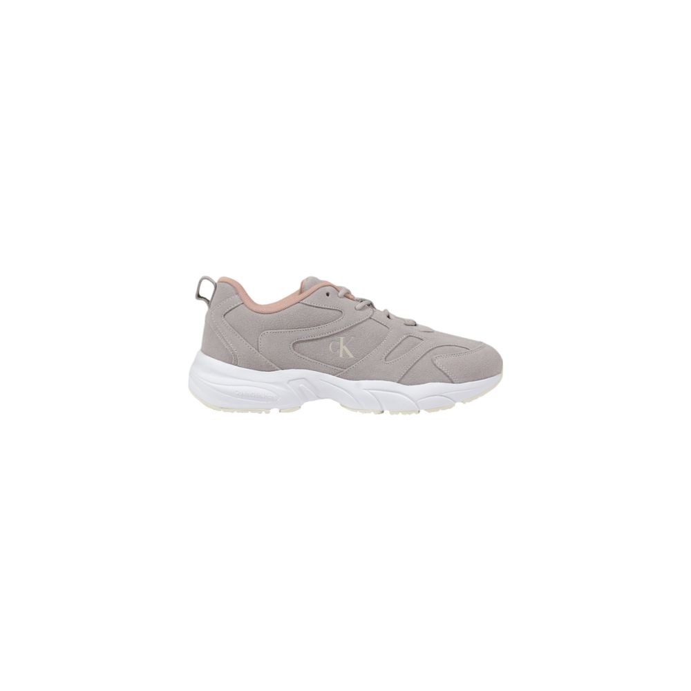 Gray Artificial Leather SneakerThe Calvin Klein Jeans RETRO TENNIS LOW YW0YW01639 women’s sneakers are a contemporary style choice that combines comfort and iconic design. Crafted from 100% eco-leather, these shoes feature a clean-lined silhouette enhance