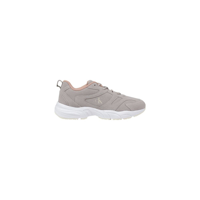 Gray Artificial Leather SneakerThe Calvin Klein Jeans RETRO TENNIS LOW YW0YW01639 women’s sneakers are a contemporary style choice that combines comfort and iconic design. Crafted from 100% eco-leather, these shoes feature a clean-lined silhouette enhance