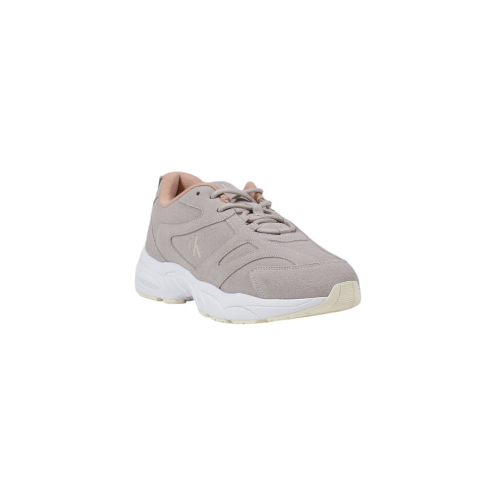 Gray Artificial Leather SneakerThe Calvin Klein Jeans RETRO TENNIS LOW YW0YW01639 women’s sneakers are a contemporary style choice that combines comfort and iconic design. Crafted from 100% eco-leather, these shoes feature a clean-lined silhouette enhance