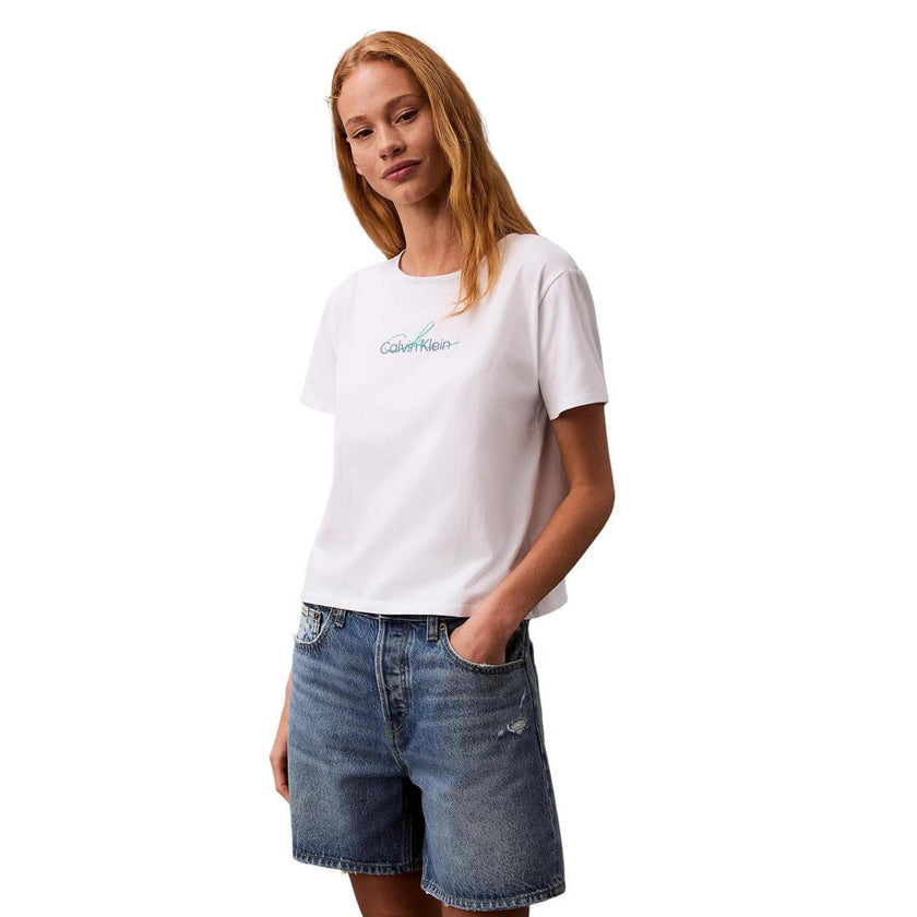 White Recycled Cotton T-ShirtDiscover the short-sleeve t-shirt for women by Calvin Klein Jeans, an essential piece for your summer wardrobe. Made with a composition of 95% recycled cotton and 5% elastane, this t-shirt offers a comfortable fit and excellen