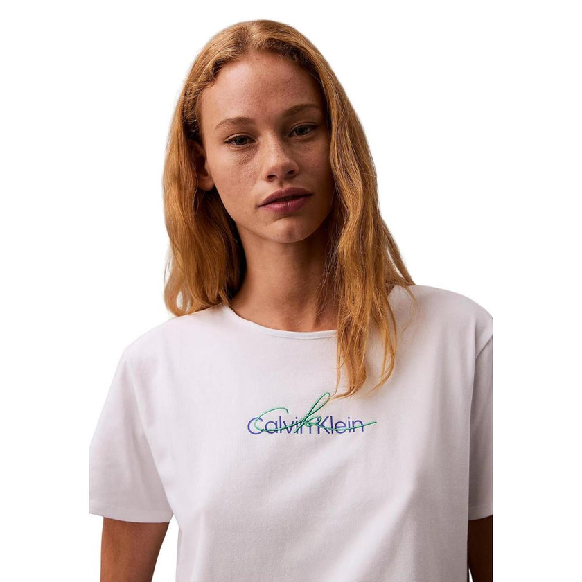 White Recycled Cotton T-ShirtDiscover the short-sleeve t-shirt for women by Calvin Klein Jeans, an essential piece for your summer wardrobe. Made with a composition of 95% recycled cotton and 5% elastane, this t-shirt offers a comfortable fit and excellen
