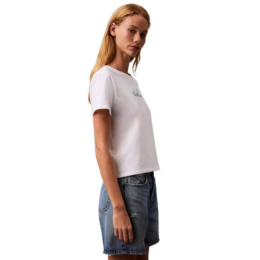 White Recycled Cotton T-ShirtDiscover the short-sleeve t-shirt for women by Calvin Klein Jeans, an essential piece for your summer wardrobe. Made with a composition of 95% recycled cotton and 5% elastane, this t-shirt offers a comfortable fit and excellen