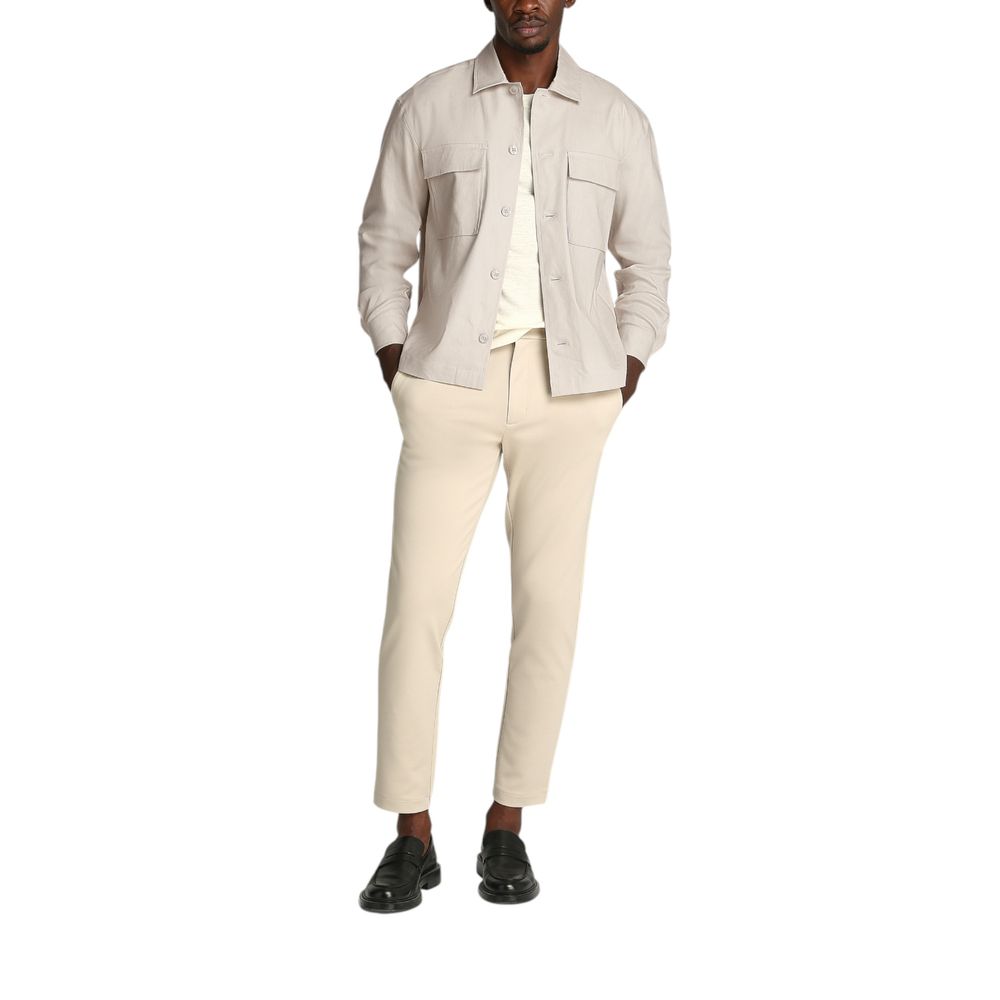 Beige Lyocell ShirtDiscover the long-sleeve men’s shirt by Calvin Klein, a clothing piece that combines elegance and practicality. Made from a refined blend of 51% Lyocell, 47% Linen, and 2% Elastane, this shirt offers exceptional comfort and a perfect fi