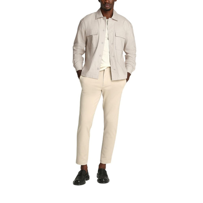 Beige Lyocell ShirtDiscover the long-sleeve men’s shirt by Calvin Klein, a clothing piece that combines elegance and practicality. Made from a refined blend of 51% Lyocell, 47% Linen, and 2% Elastane, this shirt offers exceptional comfort and a perfect fi