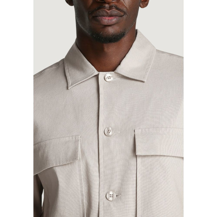 Beige Lyocell ShirtDiscover the long-sleeve men’s shirt by Calvin Klein, a clothing piece that combines elegance and practicality. Made from a refined blend of 51% Lyocell, 47% Linen, and 2% Elastane, this shirt offers exceptional comfort and a perfect fi