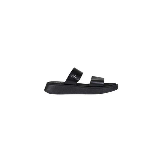 Black Leather SandalDiscover the comfort and style of the Calvin Klein Jeans SANDAL SLIDE DOUBLE. Made from 100% leather, these slide sandals offer timeless elegance and a perfect fit for any summer occasion. Their minimalist silhouette is enhanced by ref