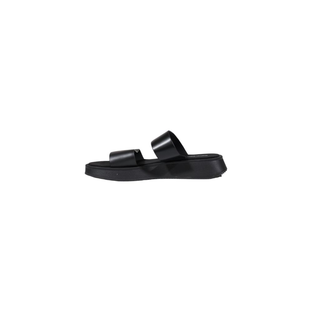 Black Leather SandalDiscover the comfort and style of the Calvin Klein Jeans SANDAL SLIDE DOUBLE. Made from 100% leather, these slide sandals offer timeless elegance and a perfect fit for any summer occasion. Their minimalist silhouette is enhanced by ref