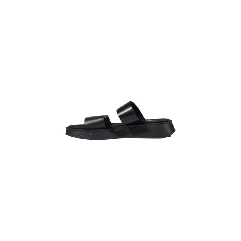 Black Leather SandalDiscover the comfort and style of the Calvin Klein Jeans SANDAL SLIDE DOUBLE. Made from 100% leather, these slide sandals offer timeless elegance and a perfect fit for any summer occasion. Their minimalist silhouette is enhanced by ref