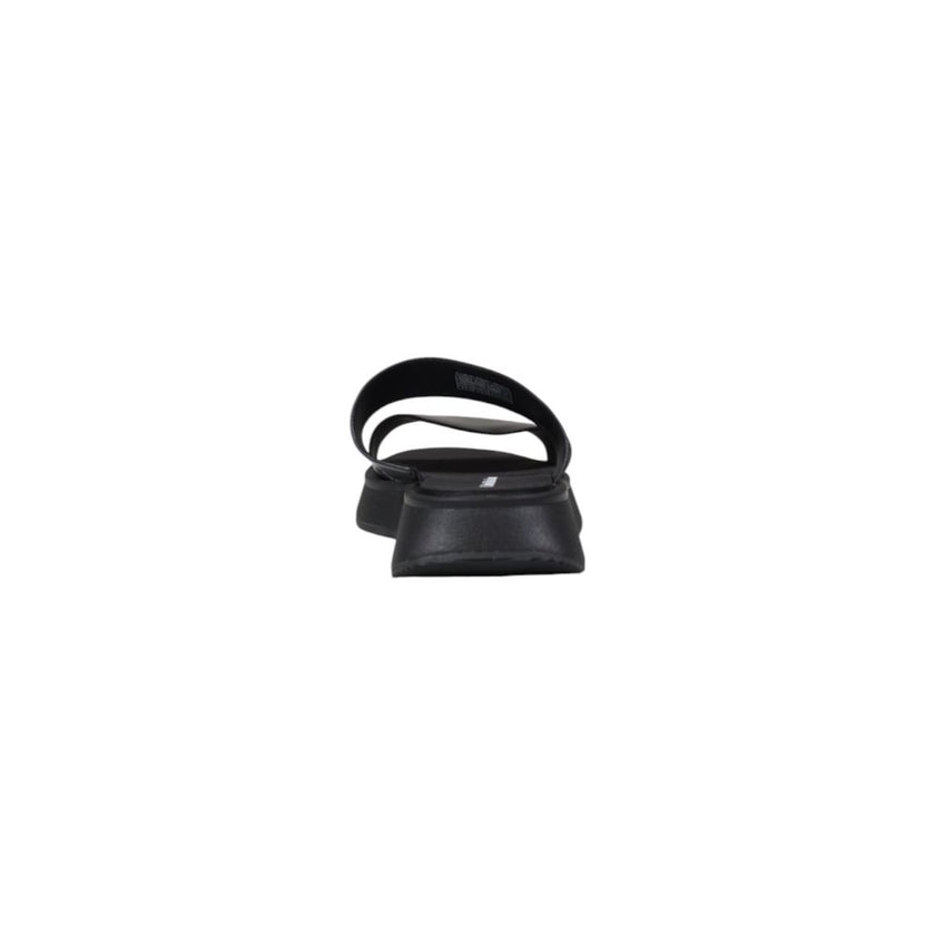 Black Leather SandalDiscover the comfort and style of the Calvin Klein Jeans SANDAL SLIDE DOUBLE. Made from 100% leather, these slide sandals offer timeless elegance and a perfect fit for any summer occasion. Their minimalist silhouette is enhanced by ref