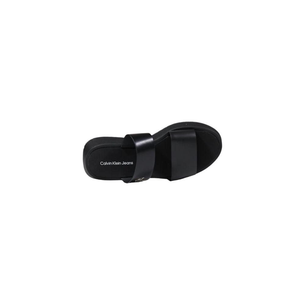 Black Leather SandalDiscover the comfort and style of the Calvin Klein Jeans SANDAL SLIDE DOUBLE. Made from 100% leather, these slide sandals offer timeless elegance and a perfect fit for any summer occasion. Their minimalist silhouette is enhanced by ref