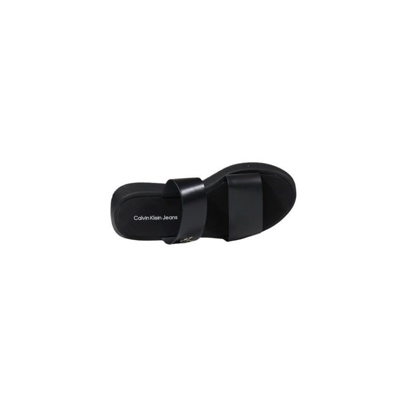 Black Leather SandalDiscover the comfort and style of the Calvin Klein Jeans SANDAL SLIDE DOUBLE. Made from 100% leather, these slide sandals offer timeless elegance and a perfect fit for any summer occasion. Their minimalist silhouette is enhanced by ref