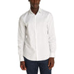 White Cotton ShirtDiscover the Calvin Klein TONAL STRUCTURE long-sleeve shirt for men, an essential piece for the male wardrobe. Made with a careful blend of 52% cotton, 44% polyester, and 4% elastane/lycra, this shirt offers a comfortable fit and a soft