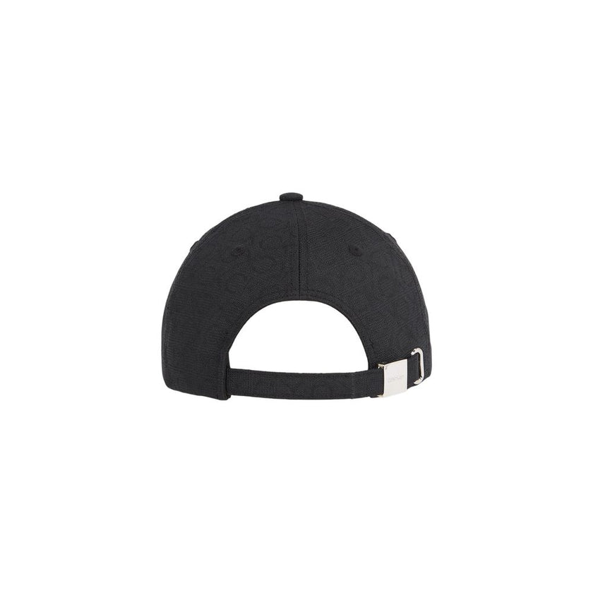 Black Recycled Polyester Cap (Baseball Hat)Discover the women’s visor cap by Calvin Klein, an elegant and practical accessory for any occasion. Made from 100% recycled polyester, this cap not only offers a modern look with its jacquard monogram design but