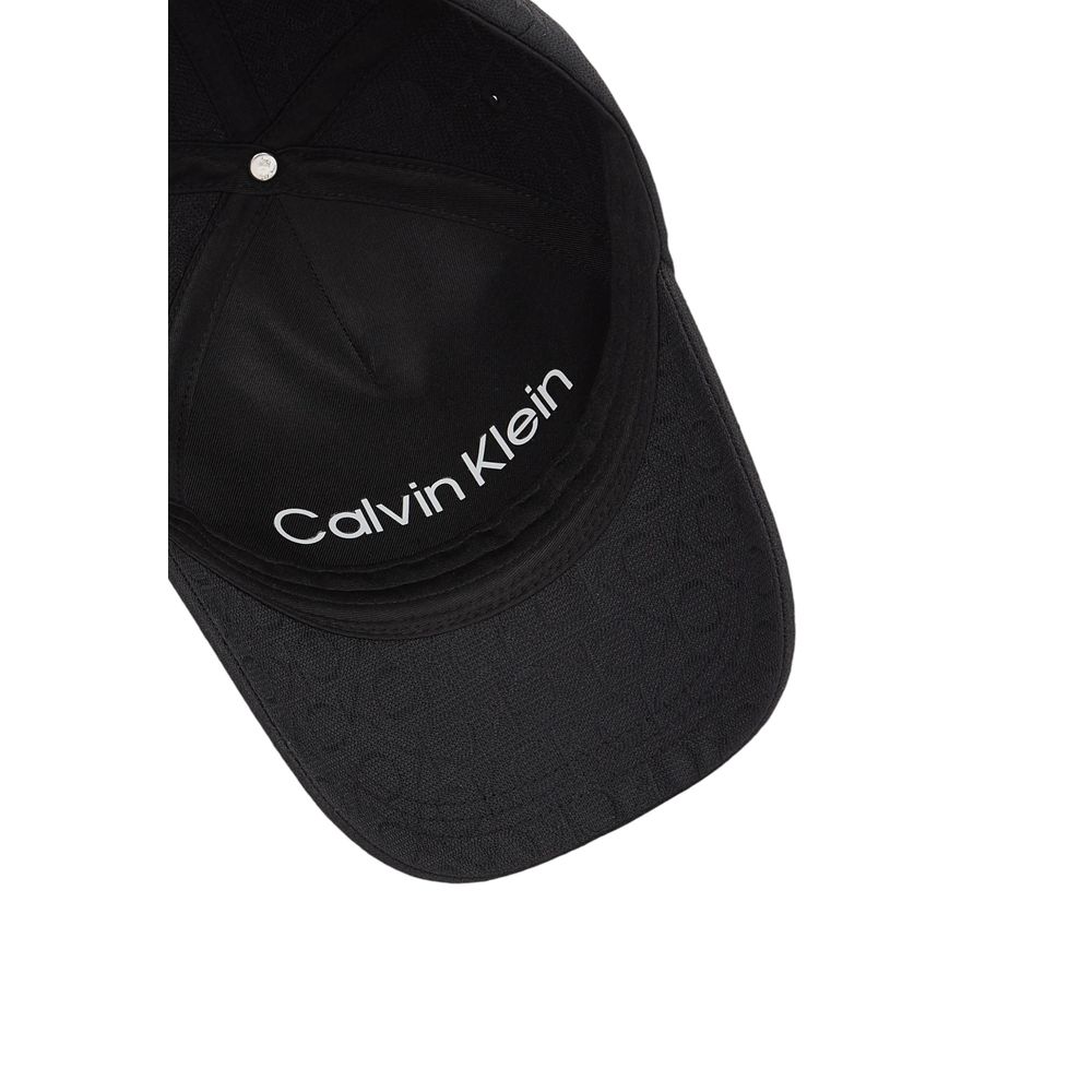 Black Recycled Polyester Cap (Baseball Hat)Discover the women’s visor cap by Calvin Klein, an elegant and practical accessory for any occasion. Made from 100% recycled polyester, this cap not only offers a modern look with its jacquard monogram design but
