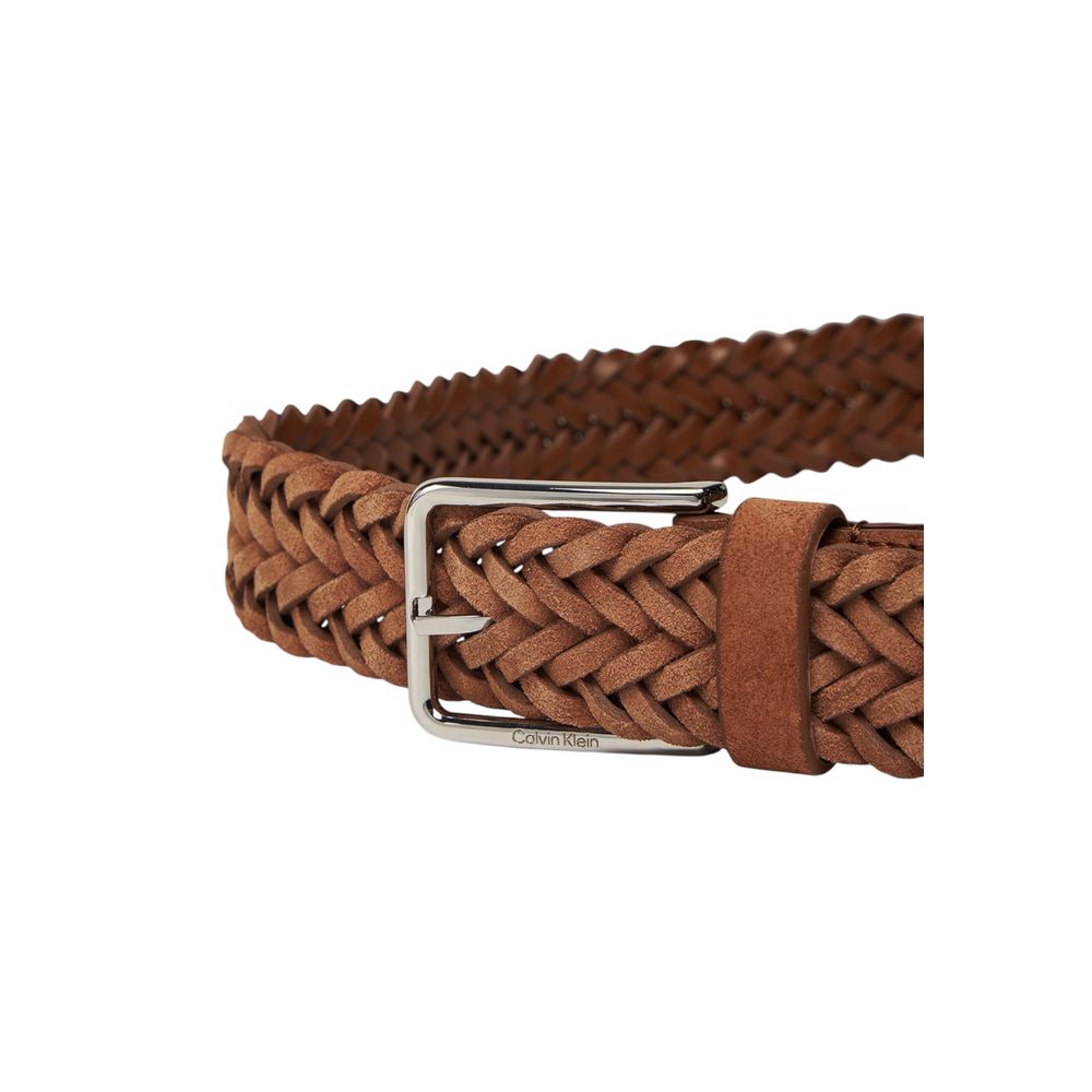 Brown Leather BeltThe Calvin Klein WARMTH BRAIDED SUEDE belt is an elegant and sophisticated accessory, made from 100% high-quality leather. Its braided design adds a touch of originality and style, making it perfect for any occasion, whether for a casual