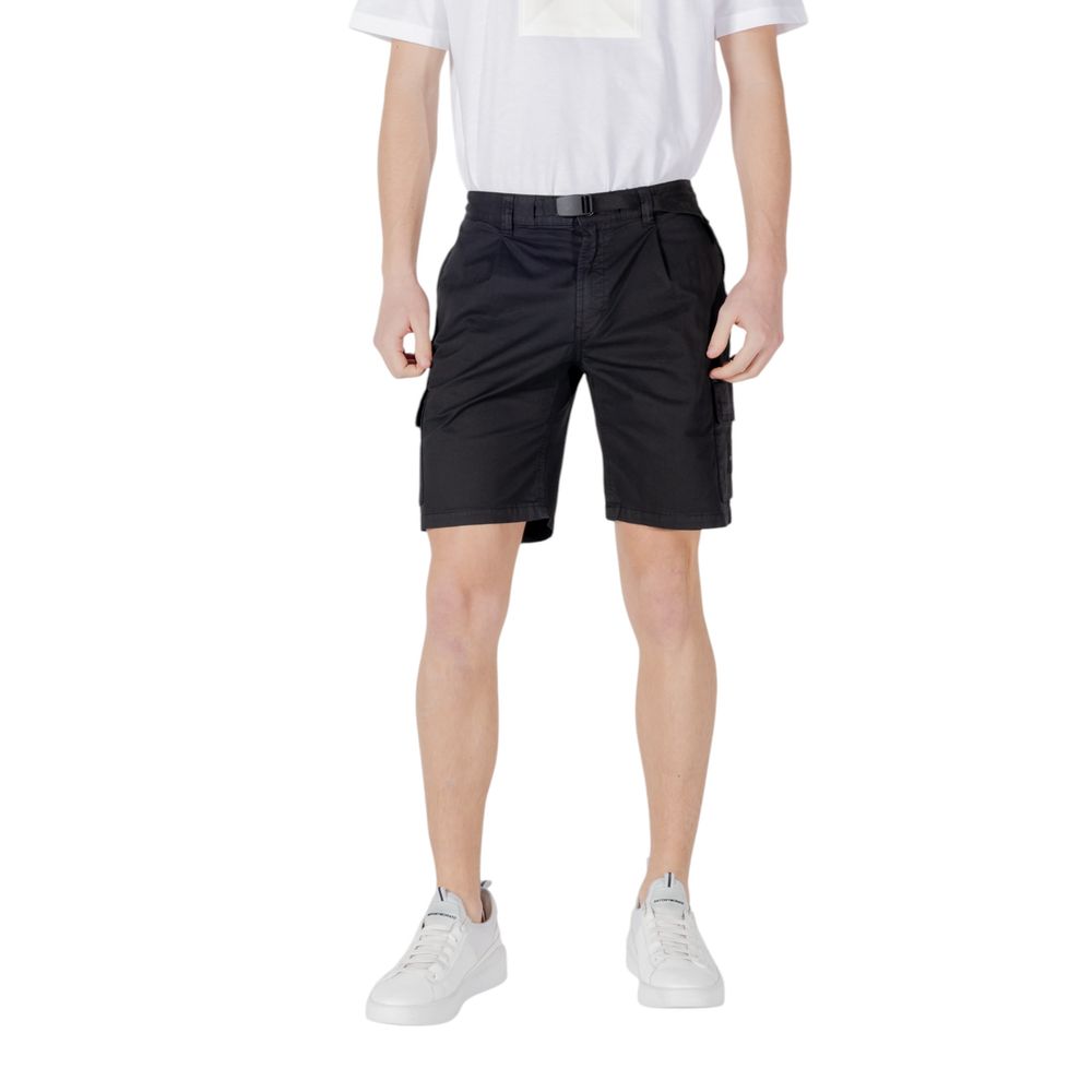 Black Cotton Bermuda ShortsDiscover the Boss Sariel men’s bermuda and shorts, an essential piece for your summer wardrobe. Made from 97% cotton and 3% elastane/lycra, these shorts provide exceptional comfort and an optimal fit. The modern and versatile de