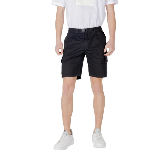 Black Cotton Bermuda ShortsDiscover the Boss Sariel men’s bermuda and shorts, an essential piece for your summer wardrobe. Made from 97% cotton and 3% elastane/lycra, these shorts provide exceptional comfort and an optimal fit. The modern and versatile de