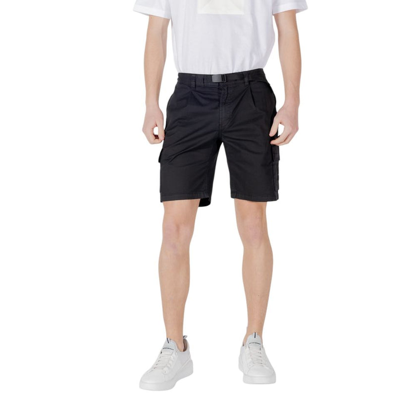 Black Cotton Bermuda ShortsDiscover the Boss Sariel men’s bermuda and shorts, an essential piece for your summer wardrobe. Made from 97% cotton and 3% elastane/lycra, these shorts provide exceptional comfort and an optimal fit. The modern and versatile de