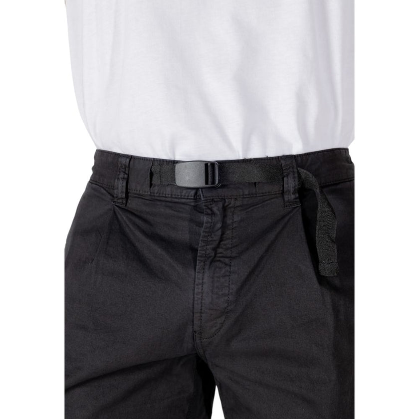 Black Cotton Bermuda ShortsDiscover the Boss Sariel men’s bermuda and shorts, an essential piece for your summer wardrobe. Made from 97% cotton and 3% elastane/lycra, these shorts provide exceptional comfort and an optimal fit. The modern and versatile de