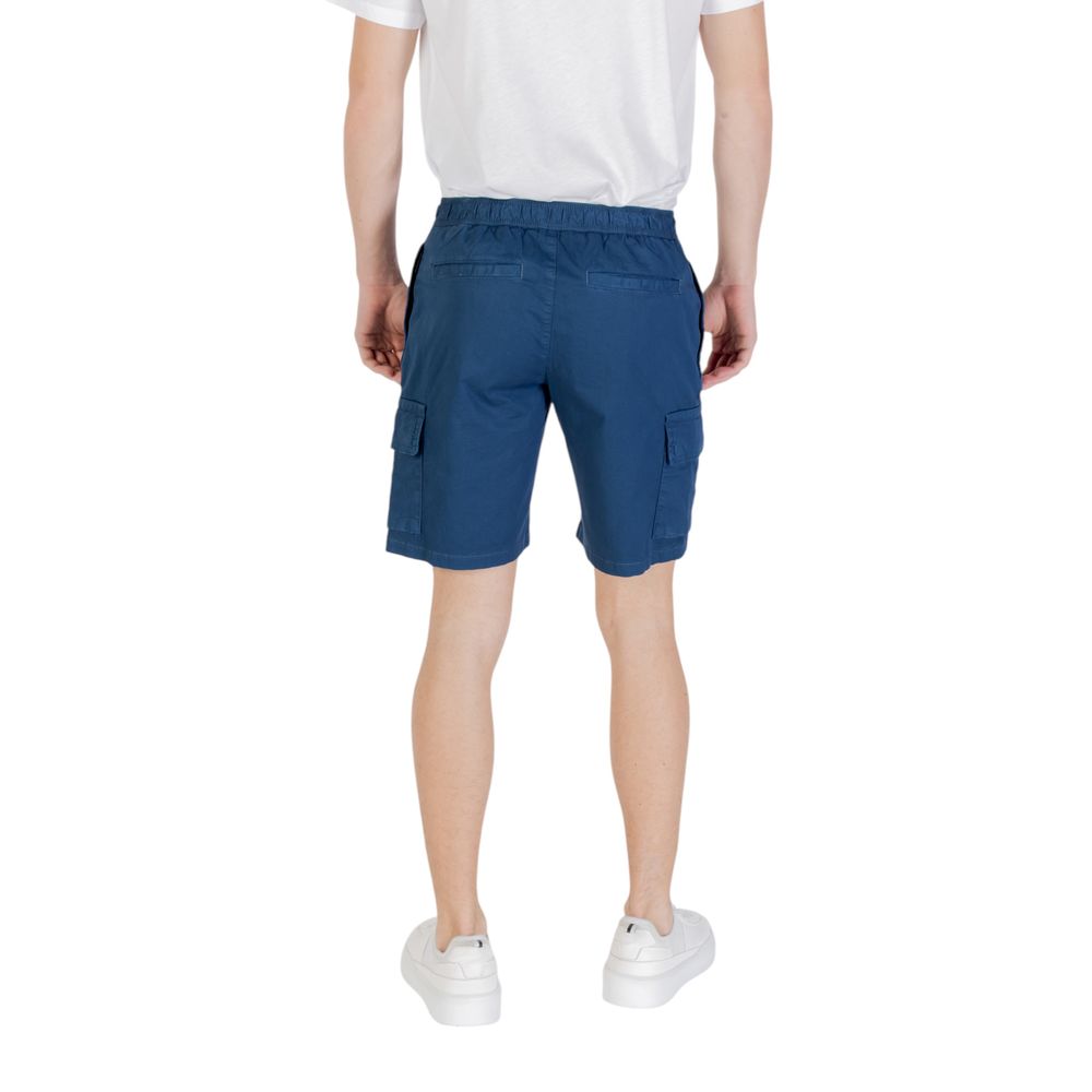 Blue Cotton Bermuda ShortsDiscover the Boss Sariel men’s bermuda and shorts, an essential piece for your summer wardrobe. Made from 97% cotton and 3% elastane/lycra, these shorts provide exceptional comfort and an optimal fit. The modern and versatile des