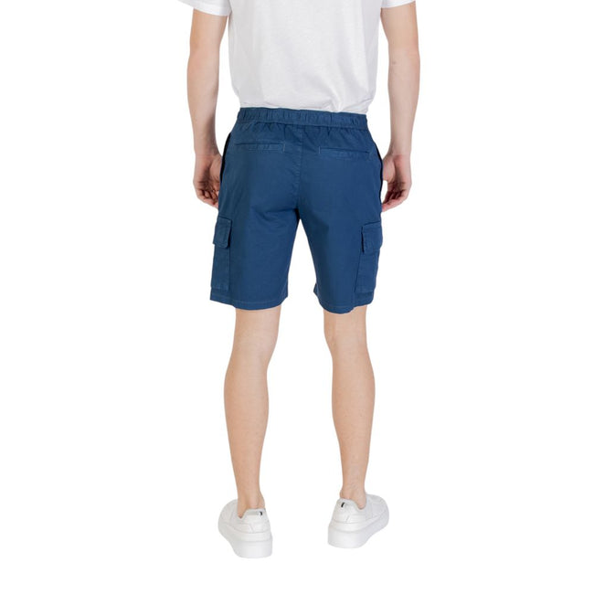 Blue Cotton Bermuda ShortsDiscover the Boss Sariel men’s bermuda and shorts, an essential piece for your summer wardrobe. Made from 97% cotton and 3% elastane/lycra, these shorts provide exceptional comfort and an optimal fit. The modern and versatile des