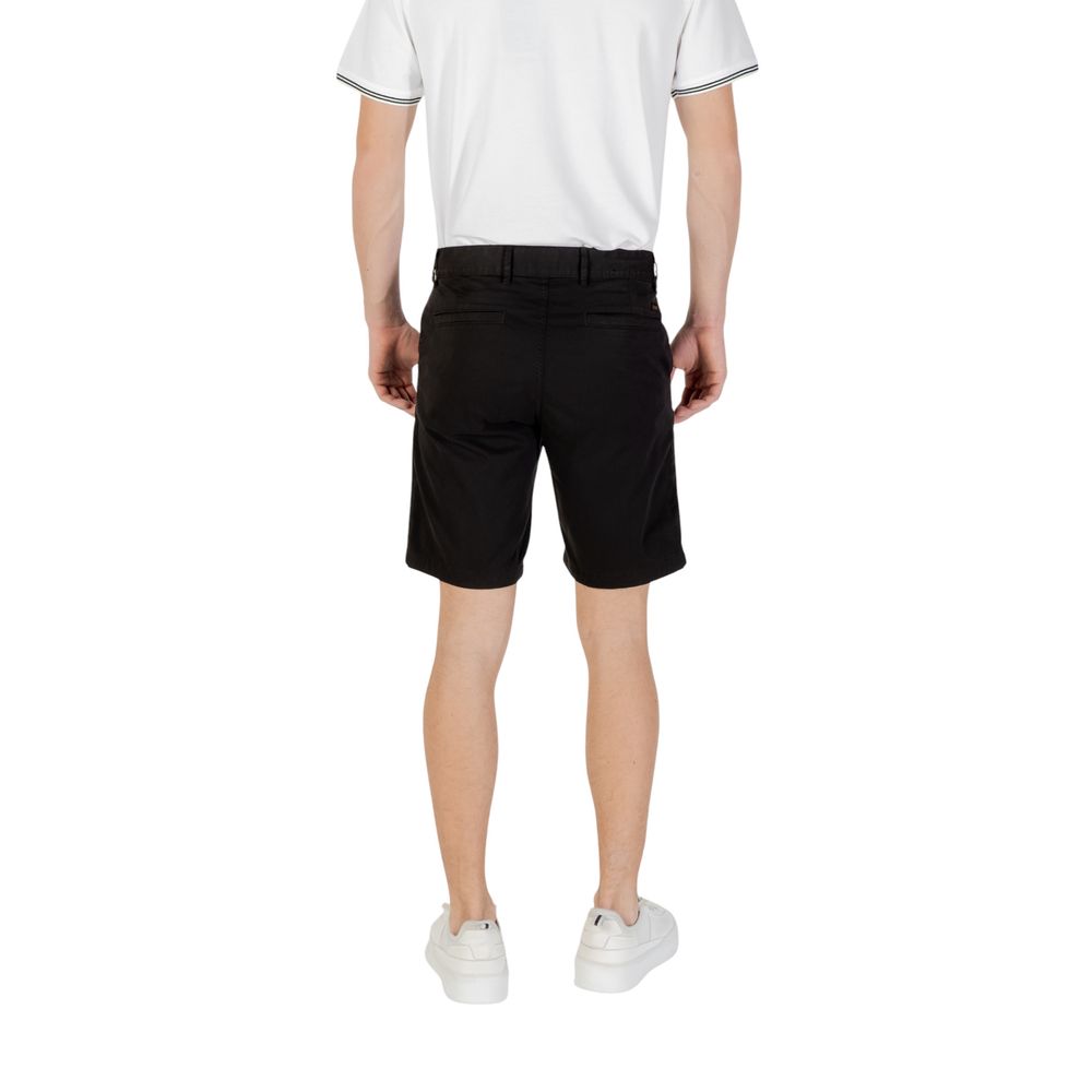 Black Cotton BermudaDiscover the Boss Chino-Slim Shorts, an essential piece for the modern man’s wardrobe. Made from 97% cotton and 3% elastane/lycra, these shorts provide a comfortable fit and great freedom of movement. The slim fit design ensures a cont