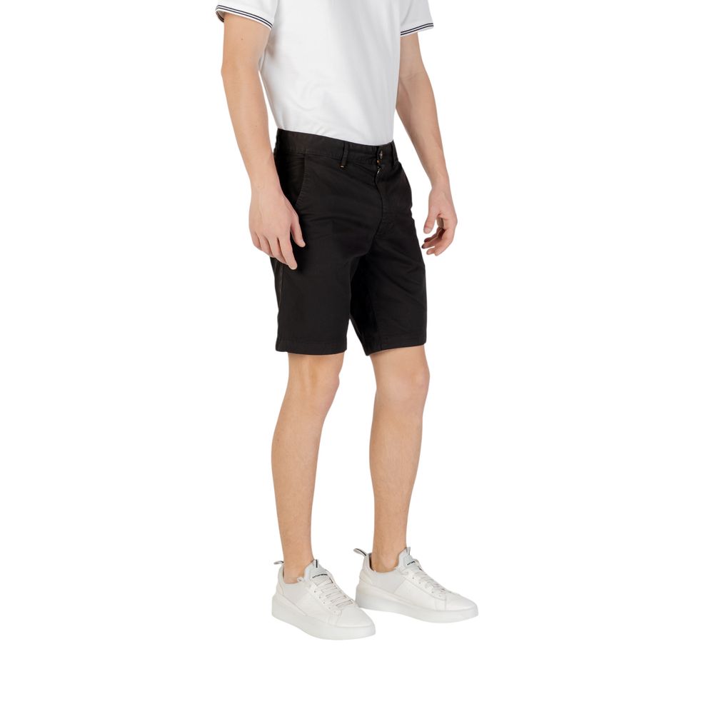 Black Cotton BermudaDiscover the Boss Chino-Slim Shorts, an essential piece for the modern man’s wardrobe. Made from 97% cotton and 3% elastane/lycra, these shorts provide a comfortable fit and great freedom of movement. The slim fit design ensures a cont