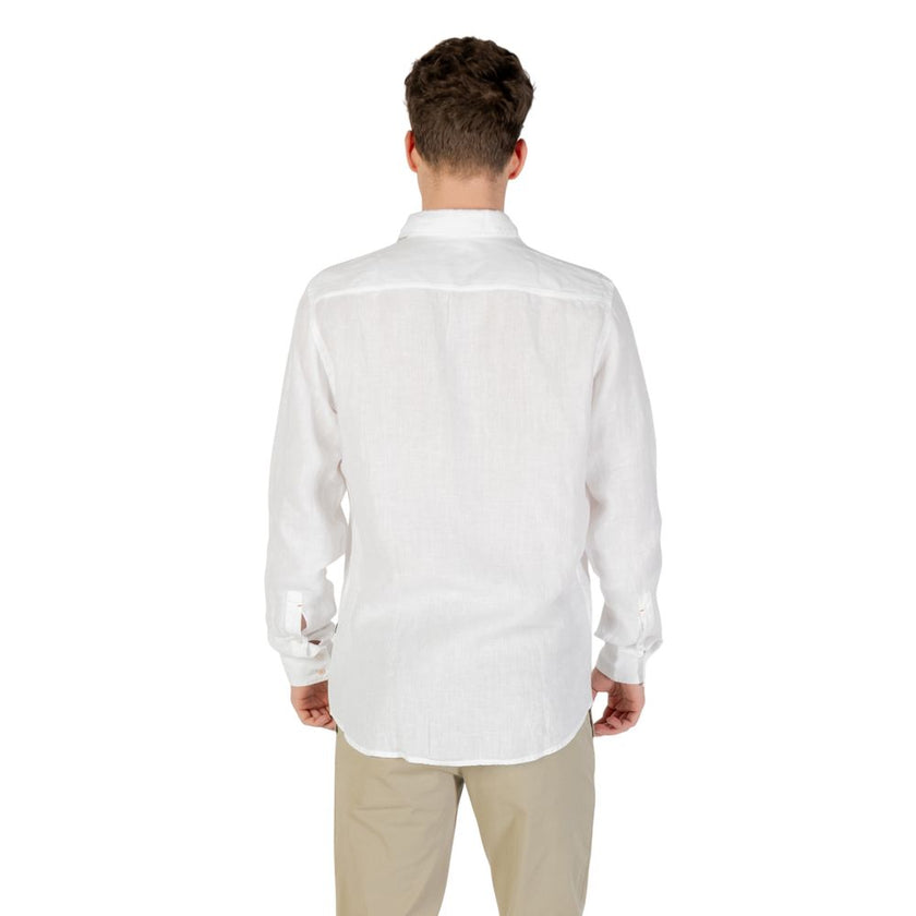 White Linen Dress ShirtDiscover the Boss Relegant long-sleeve shirt for men, an essential piece for your wardrobe. Made from 100% linen, this shirt offers a fresh and lightweight feel, perfect for warmer days. Its elegant design features a comfortable fit