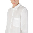 White Linen Dress ShirtDiscover the Boss Relegant long-sleeve shirt for men, an essential piece for your wardrobe. Made from 100% linen, this shirt offers a fresh and lightweight feel, perfect for warmer days. Its elegant design features a comfortable fit